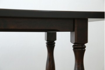 中古　北海道民芸家具　深みのある色合いとクラシカルな雰囲気が魅力的なダイニングテーブル(R-083927)