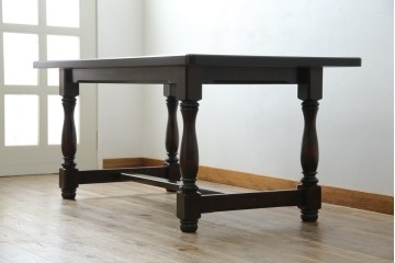 中古　北海道民芸家具　深みのある色合いとクラシカルな雰囲気が魅力的なダイニングテーブル(R-083927)