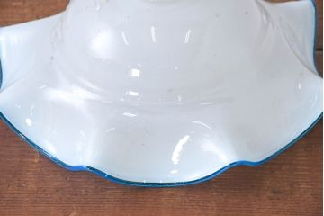 和製アンティーク　波打つ青縁のフリルが爽やかな印象を与えるペンダントライト(吊り下げ照明、天井照明、シェード、電笠)(R-083934)