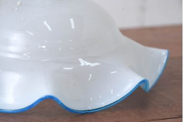 和製アンティーク　波打つ青縁のフリルが爽やかな印象を与えるペンダントライト(吊り下げ照明、天井照明、シェード、電笠)(R-083934)
