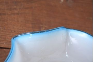和製アンティーク　波打つ青縁のフリルが爽やかな印象を与えるペンダントライト(吊り下げ照明、天井照明、シェード、電笠)(R-083934)