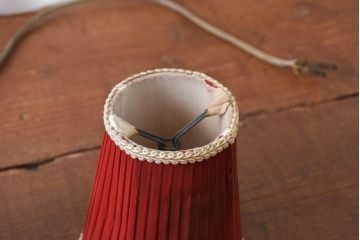 和製アンティーク　深みのある赤色が空間のアクセントになるテーブルスタンド(テーブルランプ、テーブルライト、スタンドライト、卓上照明)(R-083945)