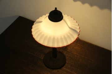 和製アンティーク　赤フリルが素敵!大正ロマンの雰囲気漂うテーブルスタンド　(R-083946)