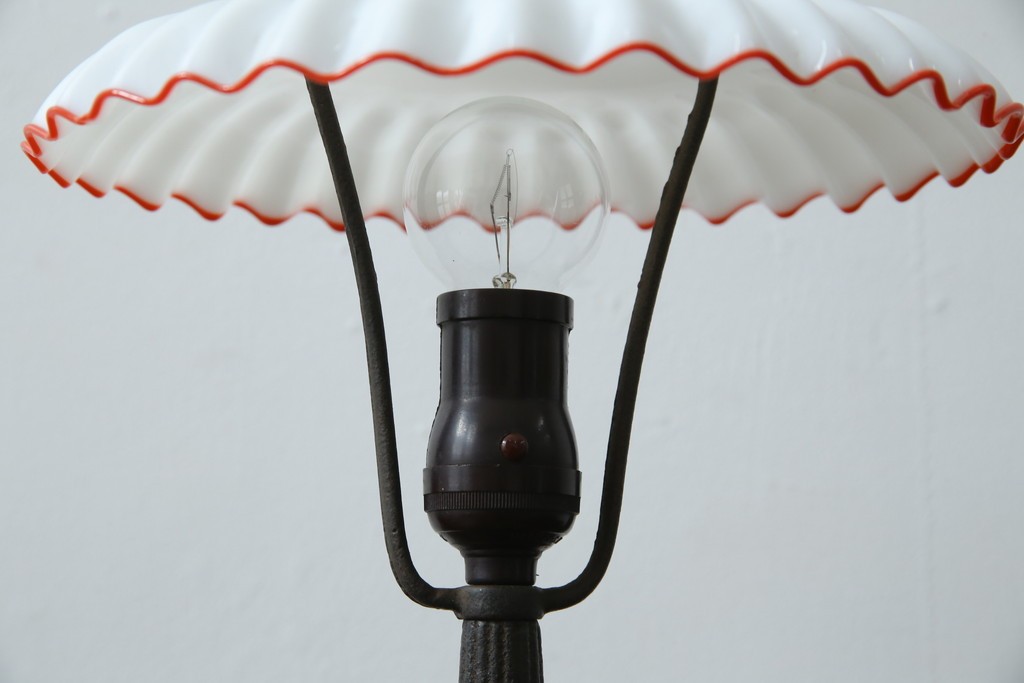 和製アンティーク　赤フリルが素敵!大正ロマンの雰囲気漂うテーブルスタンド　(R-083946)