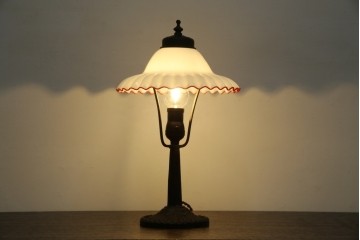 和製アンティーク　赤フリルが素敵!大正ロマンの雰囲気漂うテーブルスタンド　(R-083946)