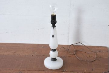和製アンティーク　シンプルでモダンな雰囲気を醸し出すミルクガラスのテーブルスタンド(テーブルランプ、卓上照明、テーブルライト、デスクスタンド、スタンドライト、ナイトランプ)(R-083947)