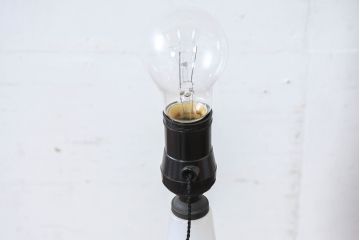 和製アンティーク　シンプルでモダンな雰囲気を醸し出すミルクガラスのテーブルスタンド(テーブルランプ、卓上照明、テーブルライト、デスクスタンド、スタンドライト、ナイトランプ)(R-083947)