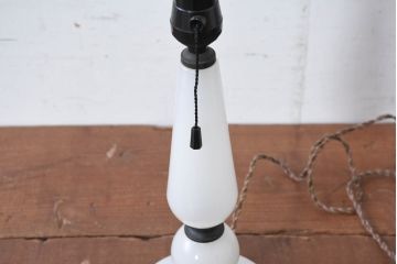 和製アンティーク　シンプルでモダンな雰囲気を醸し出すミルクガラスのテーブルスタンド(テーブルランプ、卓上照明、テーブルライト、デスクスタンド、スタンドライト、ナイトランプ)(R-083947)