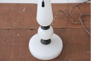 和製アンティーク　シンプルでモダンな雰囲気を醸し出すミルクガラスのテーブルスタンド(テーブルランプ、卓上照明、テーブルライト、デスクスタンド、スタンドライト、ナイトランプ)(R-083947)