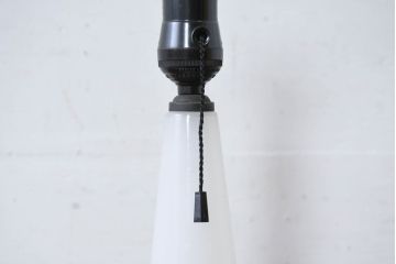 和製アンティーク　シンプルでモダンな雰囲気を醸し出すミルクガラスのテーブルスタンド(テーブルランプ、卓上照明、テーブルライト、デスクスタンド、スタンドライト、ナイトランプ)(R-083947)
