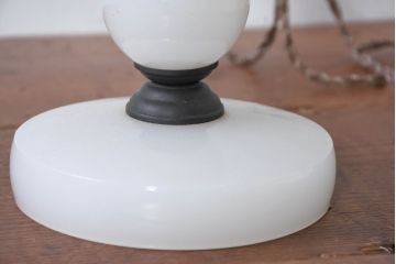 和製アンティーク　シンプルでモダンな雰囲気を醸し出すミルクガラスのテーブルスタンド(テーブルランプ、卓上照明、テーブルライト、デスクスタンド、スタンドライト、ナイトランプ)(R-083947)
