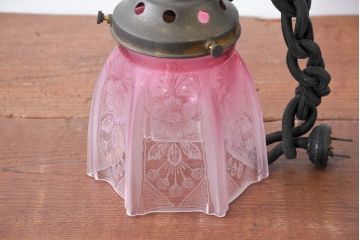《引っ掛けシーリング式ペンダントライト加工費込み》　フランスアンティーク　花模様のエッチングと淡いピンク色が可愛らしいペンダントライト(吊り下げ照明、天井照明、シェードランプ)(R-083954)