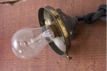 《引っ掛けシーリング式ペンダントライト加工費込み》　フランスアンティーク　花模様のエッチングと淡いピンク色が可愛らしいペンダントライト(吊り下げ照明、天井照明、シェードランプ)(R-083954)