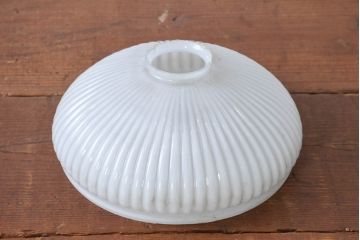《引っ掛けシーリング式ペンダントライト加工費込み》　和製アンティーク　大正ロマン　クラゲのような丸いフォルムが可愛らしいミルクガラスのぺンダントライト(天井照明カバー、吊り下げ照明、シェード、電笠)(R-083958)