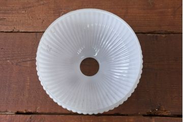 《引っ掛けシーリング式ペンダントライト加工費込み》　和製アンティーク　大正ロマン　クラゲのような丸いフォルムが可愛らしいミルクガラスのぺンダントライト(天井照明カバー、吊り下げ照明、シェード、電笠)(R-083958)