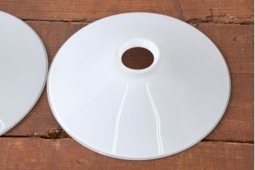 《引っ掛けシーリング式ペンダントライト加工費込み》　ヨーロッパビンテージ　乳白色のシンプルな電笠2個セット(ペンダントライト、平笠、天井照明、吊り下げ照明、シェード、ヴィンテージ)(R-083960)