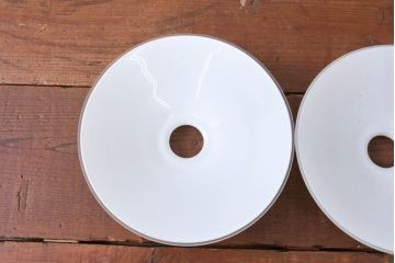 《引っ掛けシーリング式ペンダントライト加工費込み》　ヨーロッパビンテージ　乳白色のシンプルな電笠2個セット(ペンダントライト、平笠、天井照明、吊り下げ照明、シェード、ヴィンテージ)(R-083961)