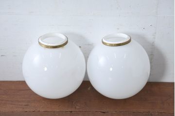 《引っ掛けシーリング式ペンダントライト加工費込み》　和製アンティーク　球体型　ゴールド縁入り　丸いフォルムが可愛らしいペンダントライト2個セット(吊り下げ照明、天井照明、シェード、電笠、照明カバー)(R-083963)