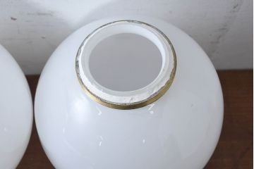 《引っ掛けシーリング式ペンダントライト加工費込み》　和製アンティーク　球体型　ゴールド縁入り　丸いフォルムが可愛らしいペンダントライト2個セット(吊り下げ照明、天井照明、シェード、電笠、照明カバー)(R-083963)