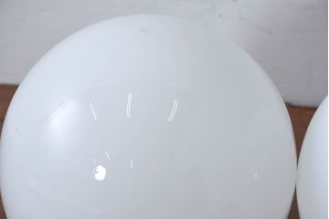《引っ掛けシーリング式ペンダントライト加工費込み》　和製アンティーク　球体型　ゴールド縁入り　丸いフォルムが可愛らしいペンダントライト2個セット(吊り下げ照明、天井照明、シェード、電笠、照明カバー)(R-083963)
