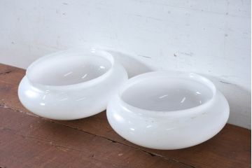 《シーリングライト加工費込み》　和製アンティーク　ふっくら丸みのあるフォルムが可愛らしい乳白色のシーリングライト2個セット(天井照明)(R-083968)