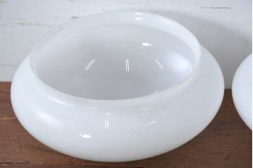 《シーリングライト加工費込み》　和製アンティーク　ふっくら丸みのあるフォルムが可愛らしい乳白色のシーリングライト2個セット(天井照明)(R-083968)