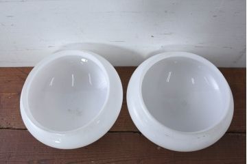 《シーリングライト加工費込み》　和製アンティーク　ふっくら丸みのあるフォルムが可愛らしい乳白色のシーリングライト2個セット(天井照明)(R-083968)
