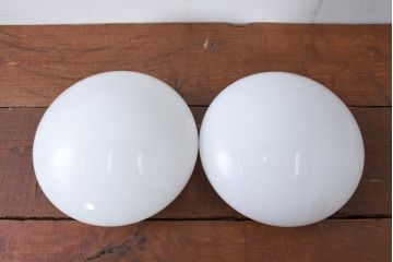 《シーリングライト加工費込み》　和製アンティーク　ふっくら丸みのあるフォルムが可愛らしい乳白色のシーリングライト2個セット(天井照明)(R-083968)