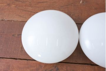 《シーリングライト加工費込み》　和製アンティーク　ふっくら丸みのあるフォルムが可愛らしい乳白色のシーリングライト2個セット(天井照明)(R-083968)