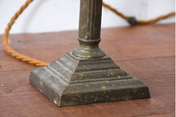 フランスアンティーク　柔らかな灯りが暮らしを包む吹きガラスシェードと真鍮(しんちゅう)ベースのテーブルスタンド(テーブルランプ、ナイトスタンド、デスクスタンド、卓上照明)(R-083971)