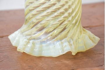 《引っ掛けシーリング式ペンダントライト加工費込み》　フランスアンティーク　フリルシェードの優雅なデザインがお部屋のアクセントに映える吹きガラスのペンダントライト(天井照明カバー、吊り下げ照明カバー、シェード、吊り下げ照明、天井照明)(R-083972)
