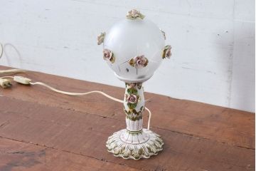 中古　イタリア　カポディモンテ　ロココ　花モチーフを散りばめた装飾が愛らしいロココ調のデスクスタンド(テーブルランプ、スタンドライト、卓上照明、テーブル照明、テーブルライト、デスクライト)(R-083973)