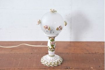 中古　イタリア　カポディモンテ　ロココ　花モチーフを散りばめた装飾が愛らしいロココ調のデスクスタンド(テーブルランプ、スタンドライト、卓上照明、テーブル照明、テーブルライト、デスクライト)(R-083973)