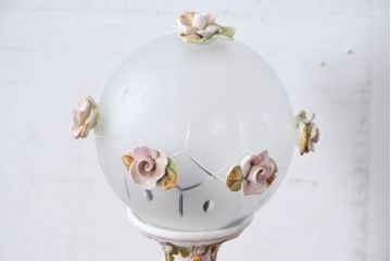 中古　イタリア　カポディモンテ　ロココ　花モチーフを散りばめた装飾が愛らしいロココ調のデスクスタンド(テーブルランプ、スタンドライト、卓上照明、テーブル照明、テーブルライト、デスクライト)(R-083973)
