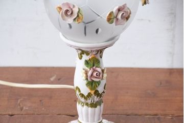 中古　イタリア　カポディモンテ　ロココ　花モチーフを散りばめた装飾が愛らしいロココ調のデスクスタンド(テーブルランプ、スタンドライト、卓上照明、テーブル照明、テーブルライト、デスクライト)(R-083973)