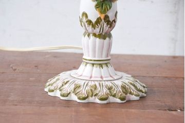 中古　イタリア　カポディモンテ　ロココ　花モチーフを散りばめた装飾が愛らしいロココ調のデスクスタンド(テーブルランプ、スタンドライト、卓上照明、テーブル照明、テーブルライト、デスクライト)(R-083973)