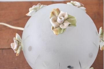 中古　イタリア　カポディモンテ　ロココ　花モチーフを散りばめた装飾が愛らしいロココ調のデスクスタンド(テーブルランプ、スタンドライト、卓上照明、テーブル照明、テーブルライト、デスクライト)(R-083973)