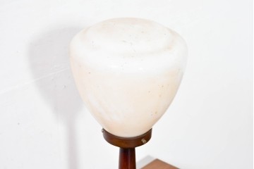 和製ヴィンテージ　東芝(TOSHIBA)製　ロゴマーク入り　レトロな木製テーブルスタンド　(R-083990)