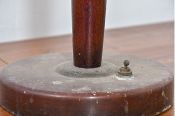 和製ヴィンテージ　東芝(TOSHIBA)製　ロゴマーク入り　レトロな木製テーブルスタンド　(R-083990)