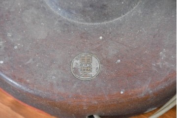 和製ヴィンテージ　東芝(TOSHIBA)製　ロゴマーク入り　レトロな木製テーブルスタンド　(R-083990)