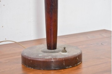 和製ヴィンテージ　東芝(TOSHIBA)製　ロゴマーク入り　レトロな木製テーブルスタンド　(R-083990)