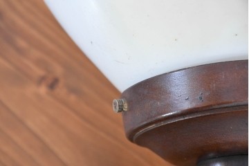 和製ヴィンテージ　東芝(TOSHIBA)製　ロゴマーク入り　レトロな木製テーブルスタンド　(R-083990)