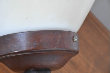 和製ヴィンテージ　東芝(TOSHIBA)製　ロゴマーク入り　レトロな木製テーブルスタンド　(R-083990)