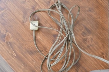 和製ヴィンテージ　東芝(TOSHIBA)製　ロゴマーク入り　レトロな木製テーブルスタンド　(R-083990)