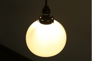 和製アンティーク　丸みを帯びたシンプルなガラスシェードのペンダントライト　(R-084001)