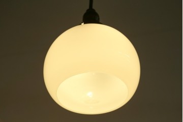 和製アンティーク　丸みを帯びたシンプルなガラスシェードのペンダントライト　(R-084001)