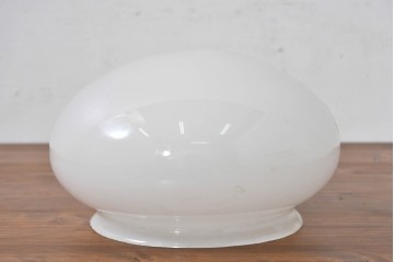 《シーリングライト加工費込み》　和製アンティーク　ふっくら丸みのあるフォルムが可愛らしい乳白色のシーリングライト　(R-084023)