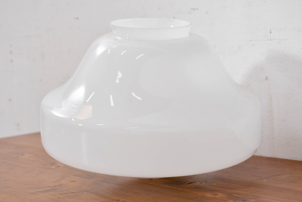 《引っ掛けシーリング式ペンダントライト加工費込み》　和製ヴィンテージ　乳白ガラスのやわらかなフォルムが美しいペンダントライト　(R-084025)