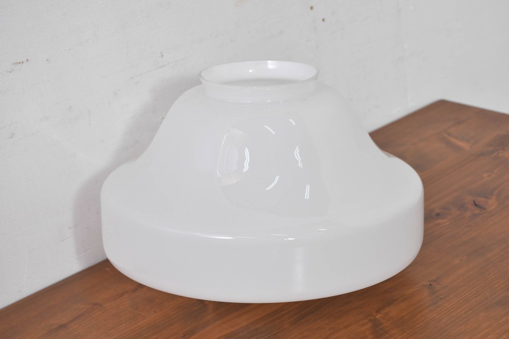 《引っ掛けシーリング式ペンダントライト加工費込み》　和製ヴィンテージ　乳白ガラスのやわらかなフォルムが美しいペンダントライト　(R-084025)