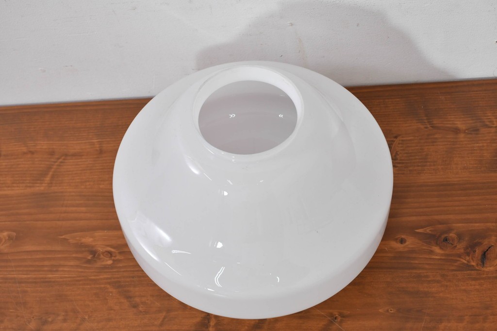 《引っ掛けシーリング式ペンダントライト加工費込み》　和製ヴィンテージ　乳白ガラスのやわらかなフォルムが美しいペンダントライト　(R-084025)